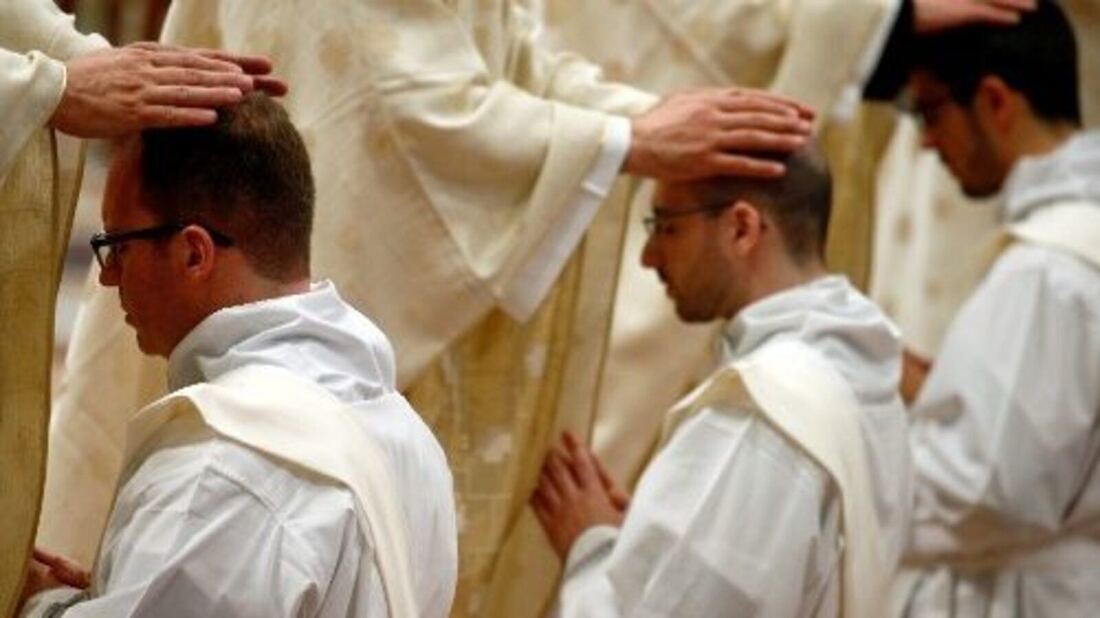 Denuncian ante el Vaticano a un sacerdote de Santa Fe por violar el celibato