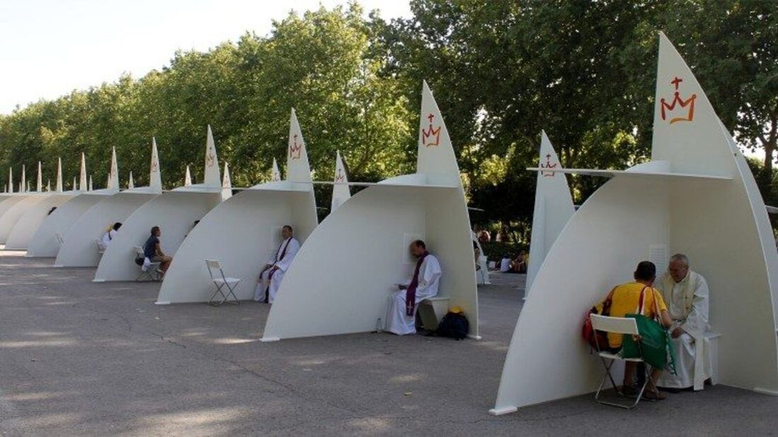 El sacerdote que confiesa en los telesillas: fe y esquí en los Alpes franceses