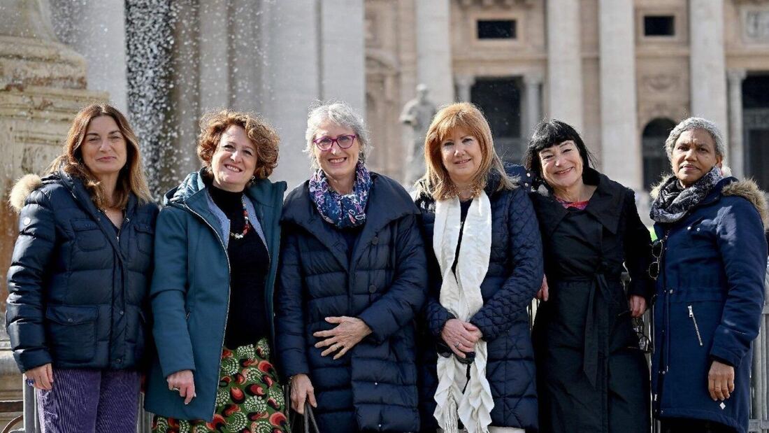 Las mujeres sostienen la fe: un estudio revela que ellas son más religiosas que los hombres