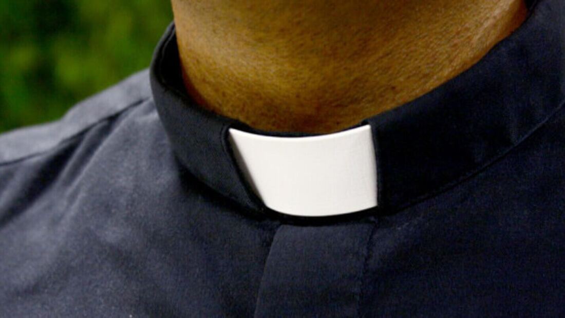 Polémica en Málaga: expulsan a un sacerdote de un hospital por llevar el alzacuellos