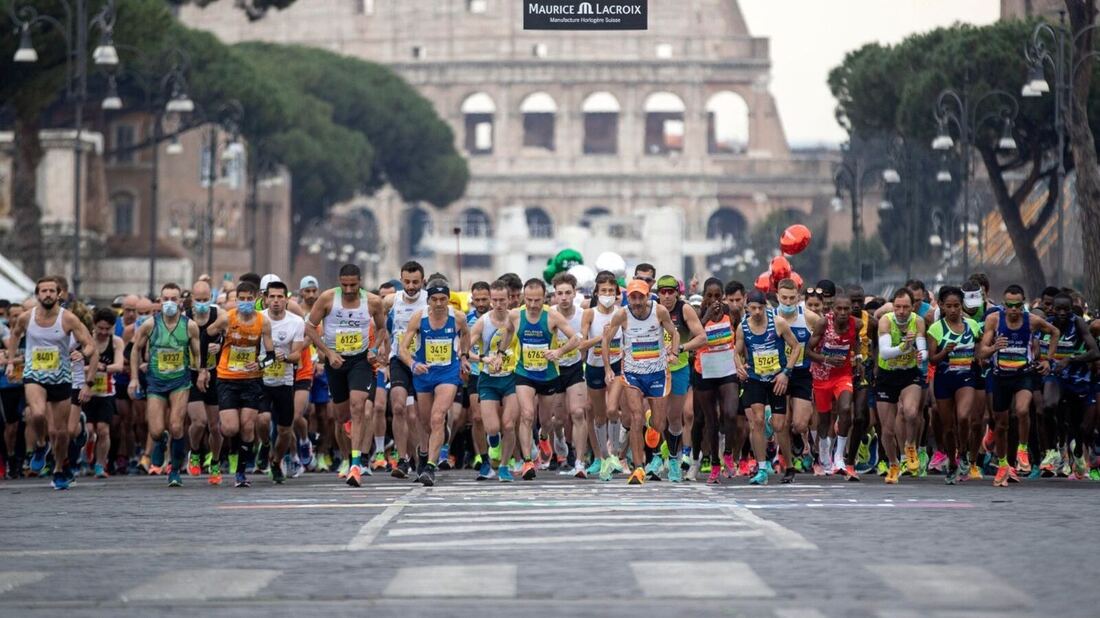 Un cardenal corre el Maratón de Roma y sorprende a miles de participantes