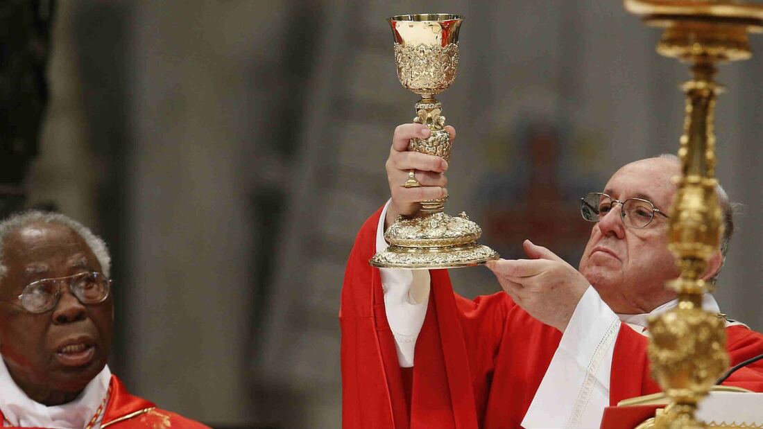 El cardenal Arinze advierte: "Personalizar la Misa daña a la Iglesia"