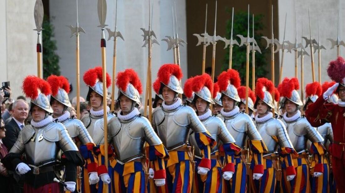 Ceremonia de juramento de 28 nuevos guardias suizos en el Vaticano el 6 de mayo