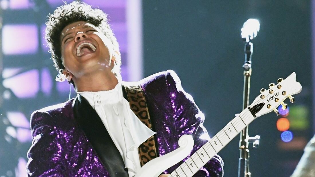 Bruno Mars y su gesto de fe al comenzar "The Romantic Tour"