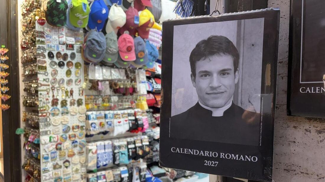 El «cura» más famoso del calendario vaticano nunca fue sacerdote