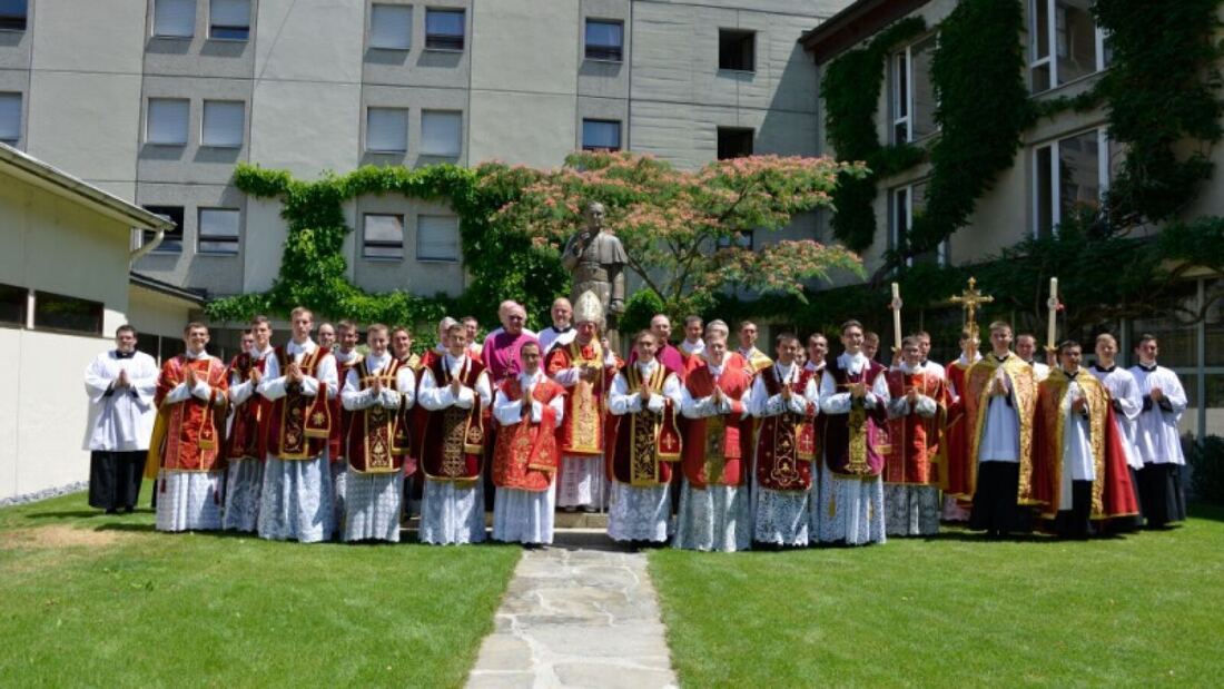 La Iglesia tradicionalista desafía al Vaticano con cuatro nuevos obispos sin autorización papal