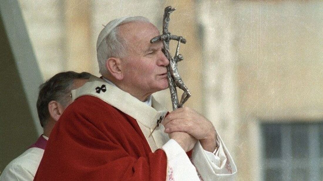 León XIV baja del papamóvil para recordar el atentado a Juan Pablo II
