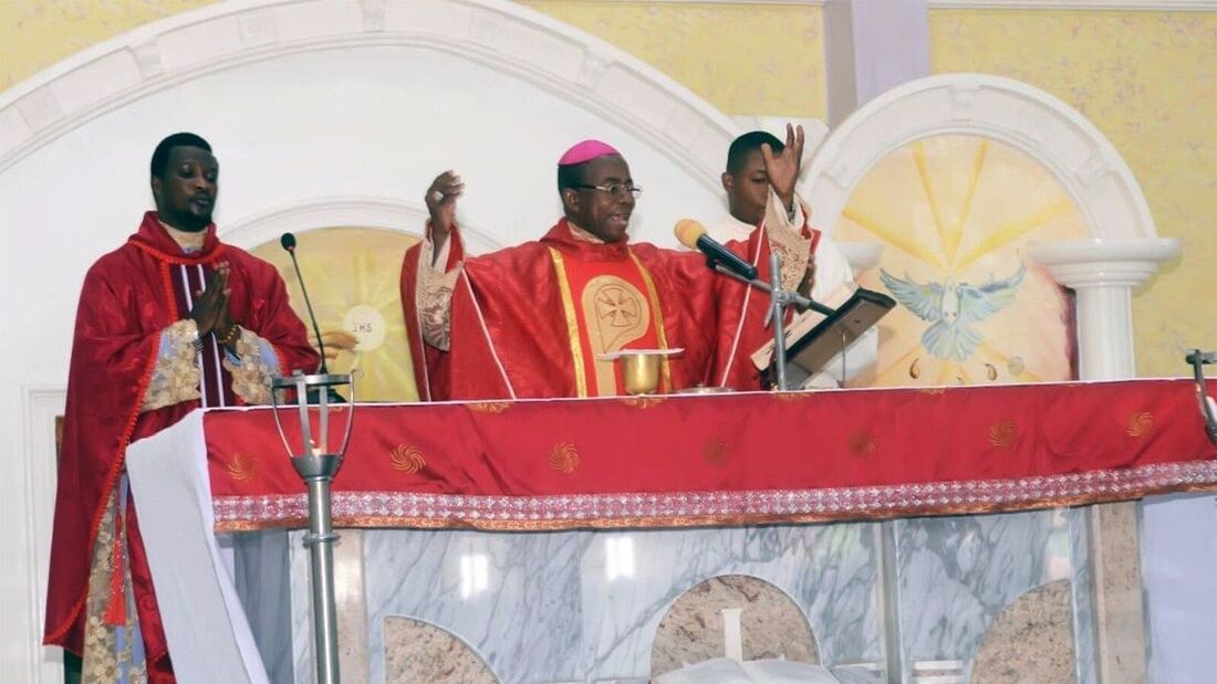 El fuego arrasa un hospital católico en Nigeria, pero la Virgen queda intacta