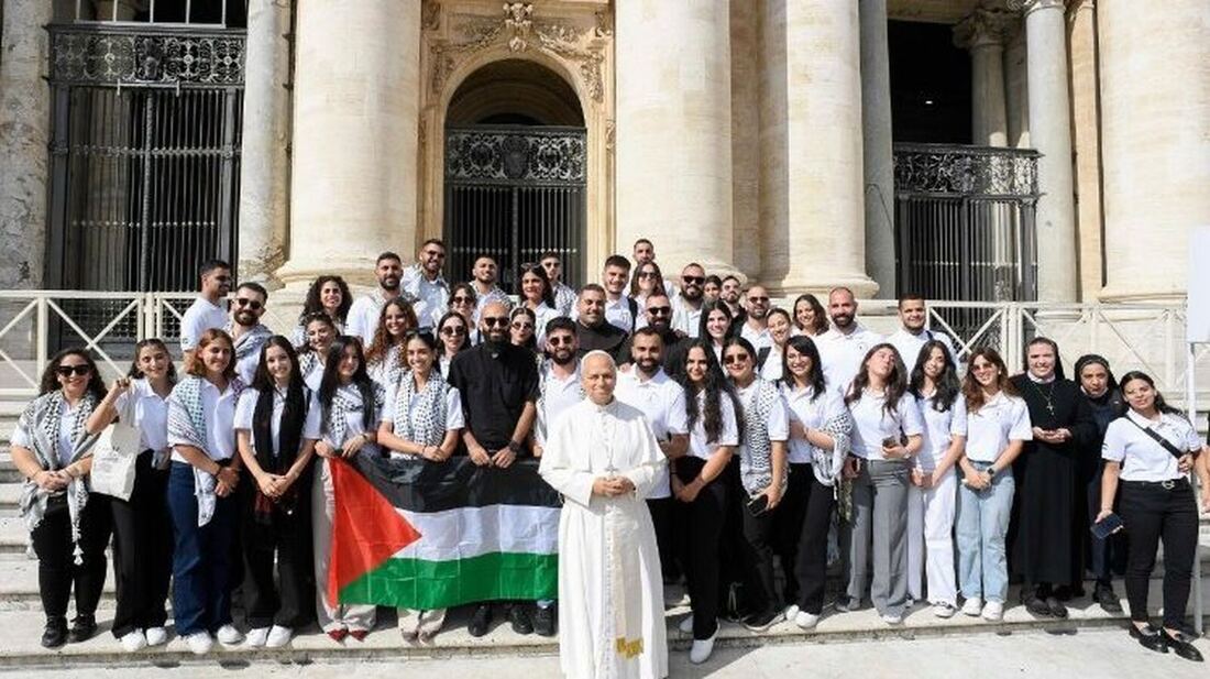 Un cura de Barcelona coloca una bandera palestina en el altar