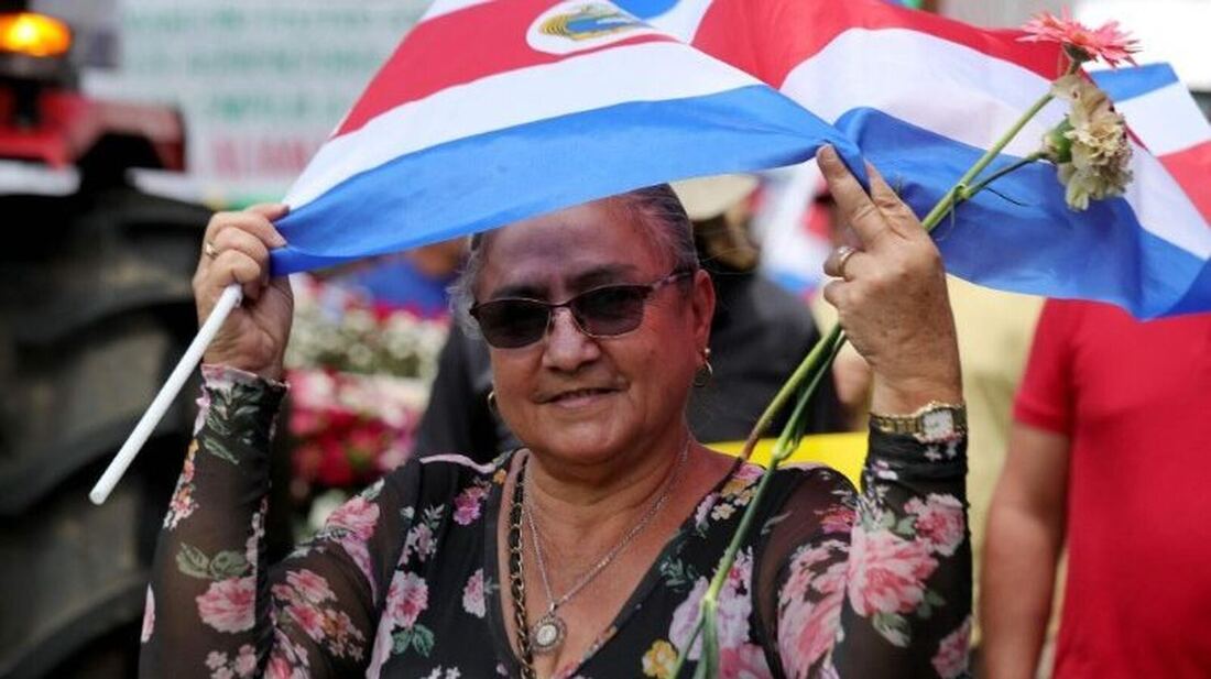 La presidenta de Costa Rica pone su mandato a los pies de la Virgen