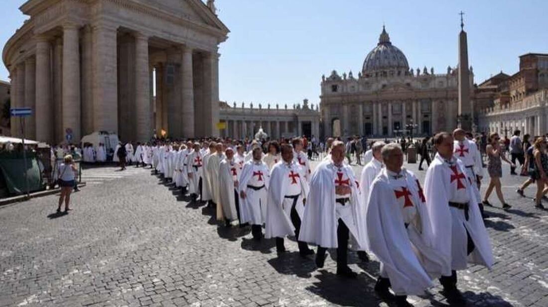 150 templarios sorprenden Roma con una marcha silenciosa de oración