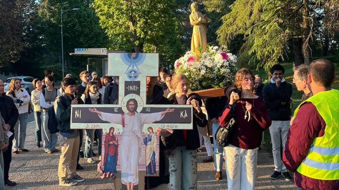 El Rosario Universitario congrega a más de un centenar en la Complutense y prepara la visita del Papa