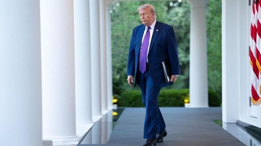 Trump llama a rezar por Estados Unidos en plena polémica religiosa