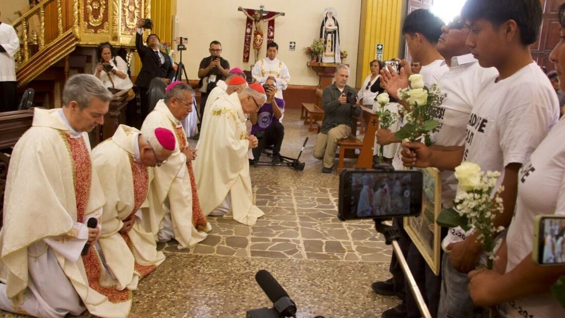 Cardenales y obispos se arrodillan ante víctimas del Sodalicio