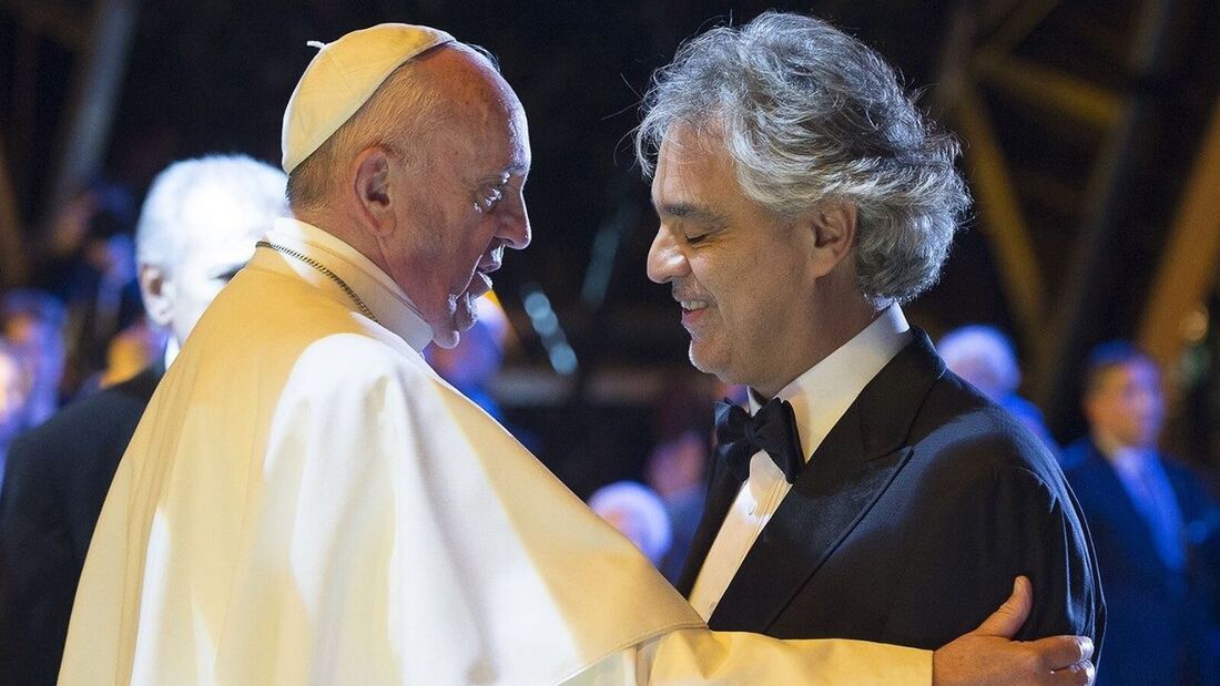 Andrea Bocelli conmueve en una marcha provida en Roma