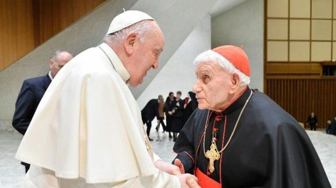 Con 97 años, el cardenal Ernest Simoni sube Medjugorje rezando el Rosario