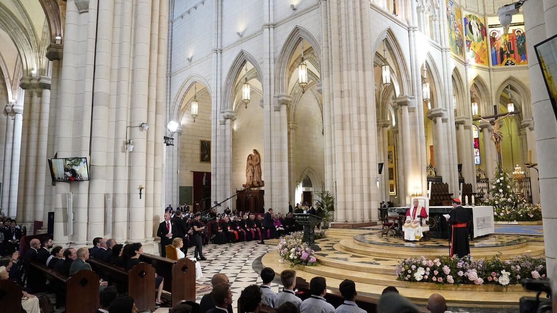León XIV en la Almudena: "Hay murallas que no protegen, sino que dividen"