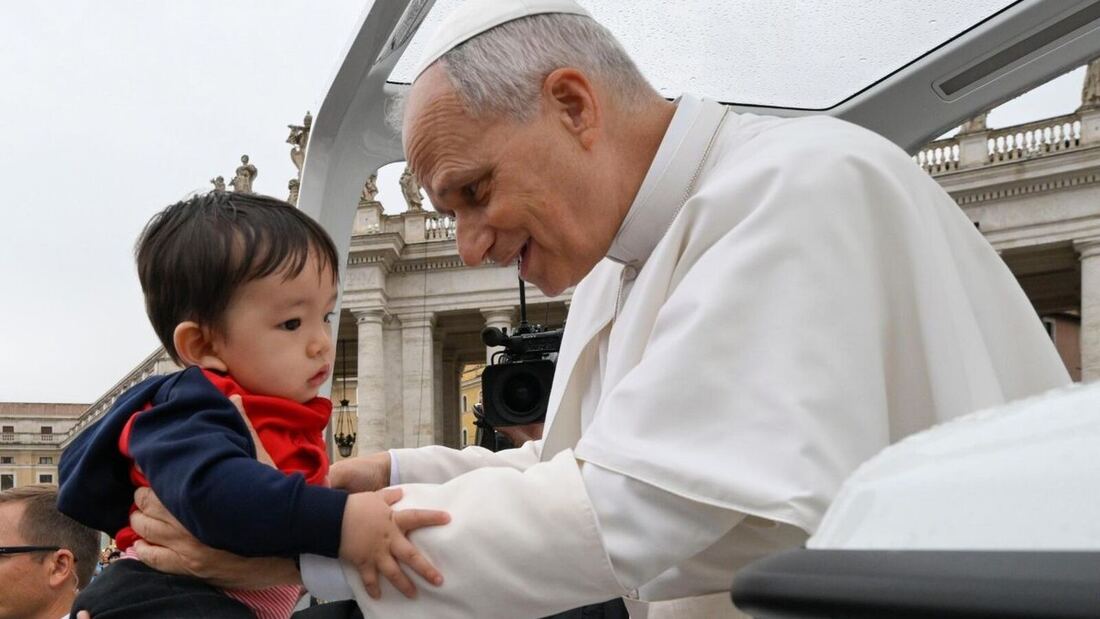 La foto de León XIV con un niño conmueve al mundo