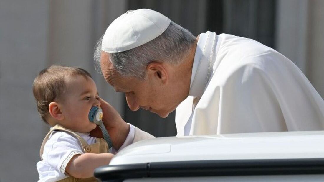 Cuántos bebés ha bendecido el Papa León XIV en Barcelona
