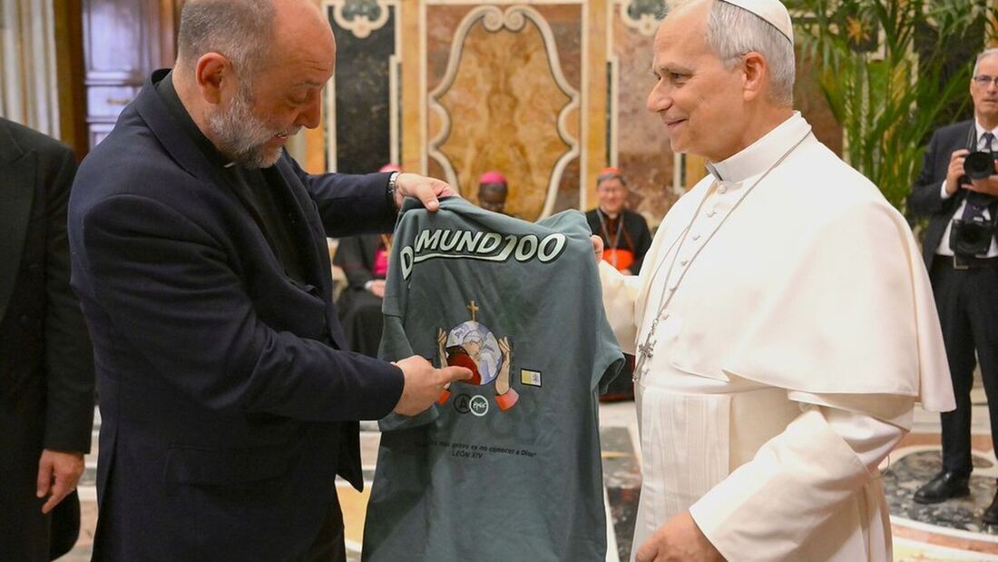León XIV estrena camiseta solidaria del Domund