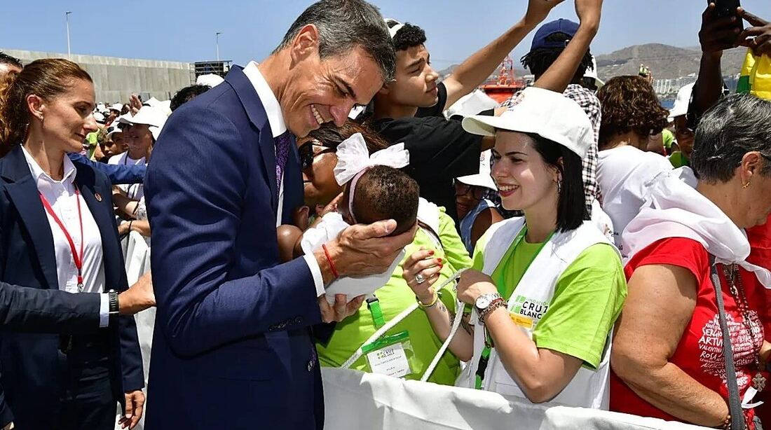 Sánchez quiere imitar al Papa y toma un bebé en brazos durante la visita  a Gran Canaria