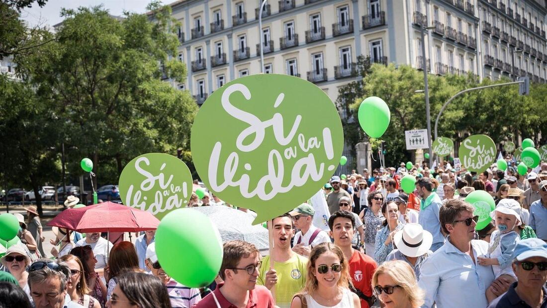 les de personas toman las calles de Madrid contra el aborto y la eutanasia