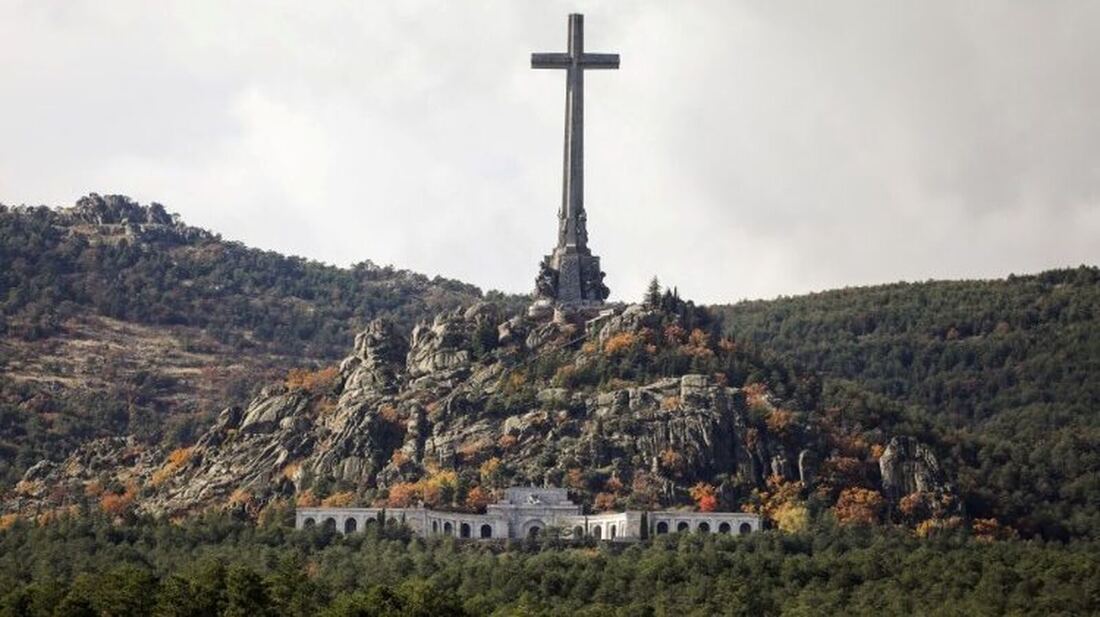 El TSJM frena los sondeos en el Valle de los Caídos