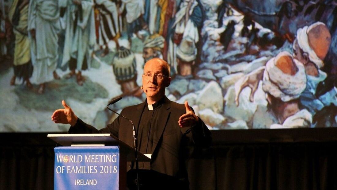 James Martin aboga por ordenar a los sacerdotes homosexuales