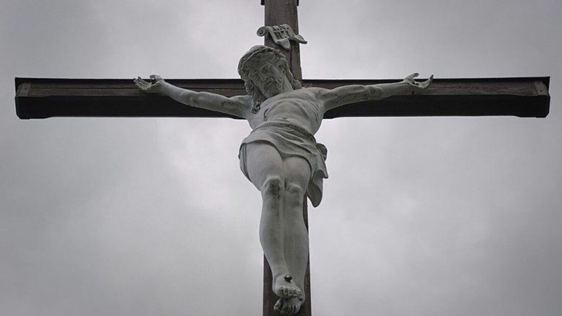 Jóvenes rompen con catapultas el techo de cristal de una iglesia