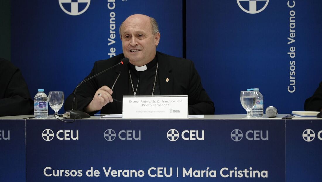 El arzobispo de Santiago advierte de que el Camino no puede ser solo turismo
