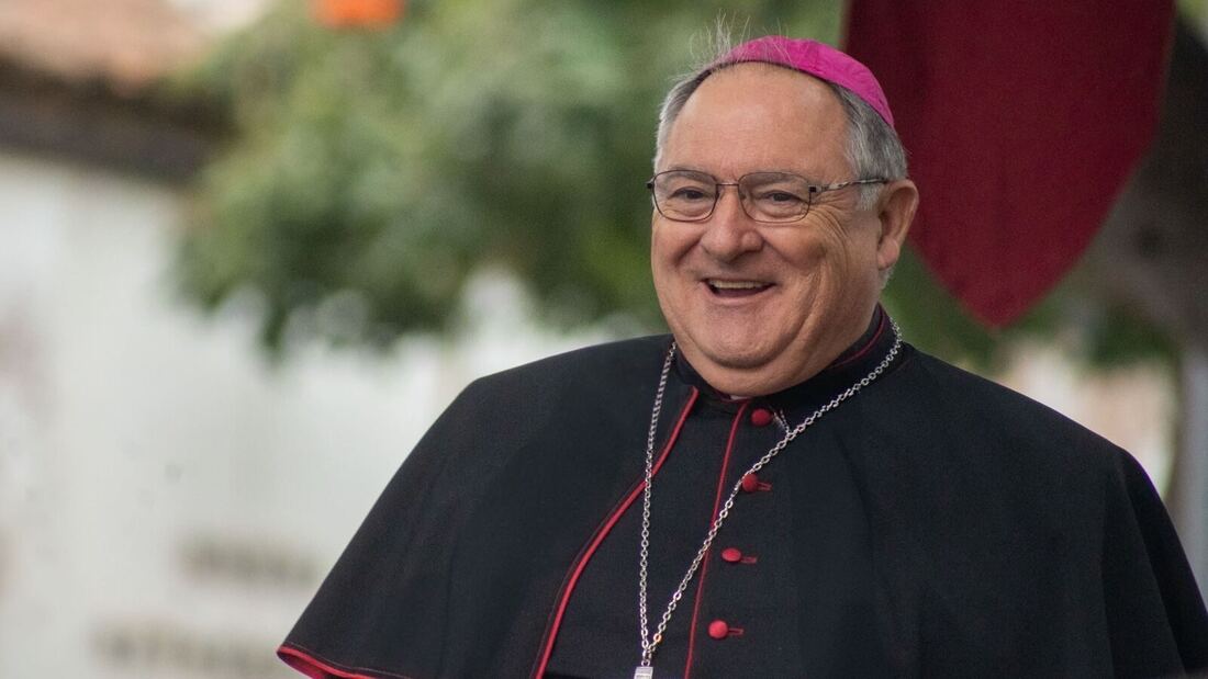 El obispo Mazuelos apoya una manifestación LGTBI en pelotas frente a la catedral de Las Palmas