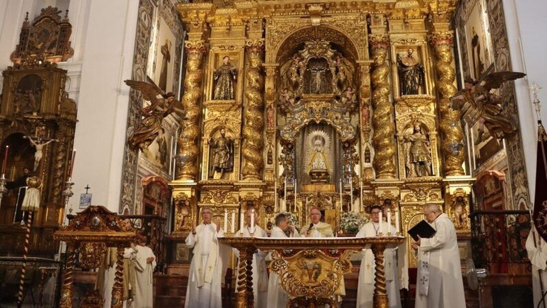 El arzobispo de Sevilla bendice retablo restaurado en los Terceros