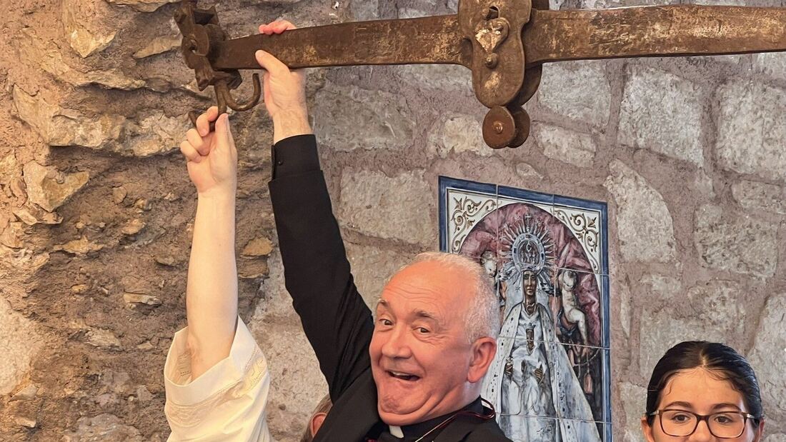 El Opus Dei publica los papeles que el obispo vuelve a negar