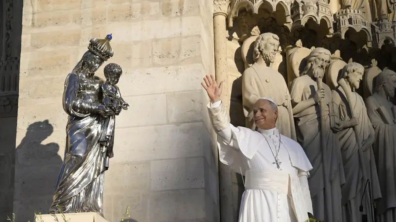 Le&oacute;n XIV, emocionado, reza la Salve ante la Virgen de Notre-Dame