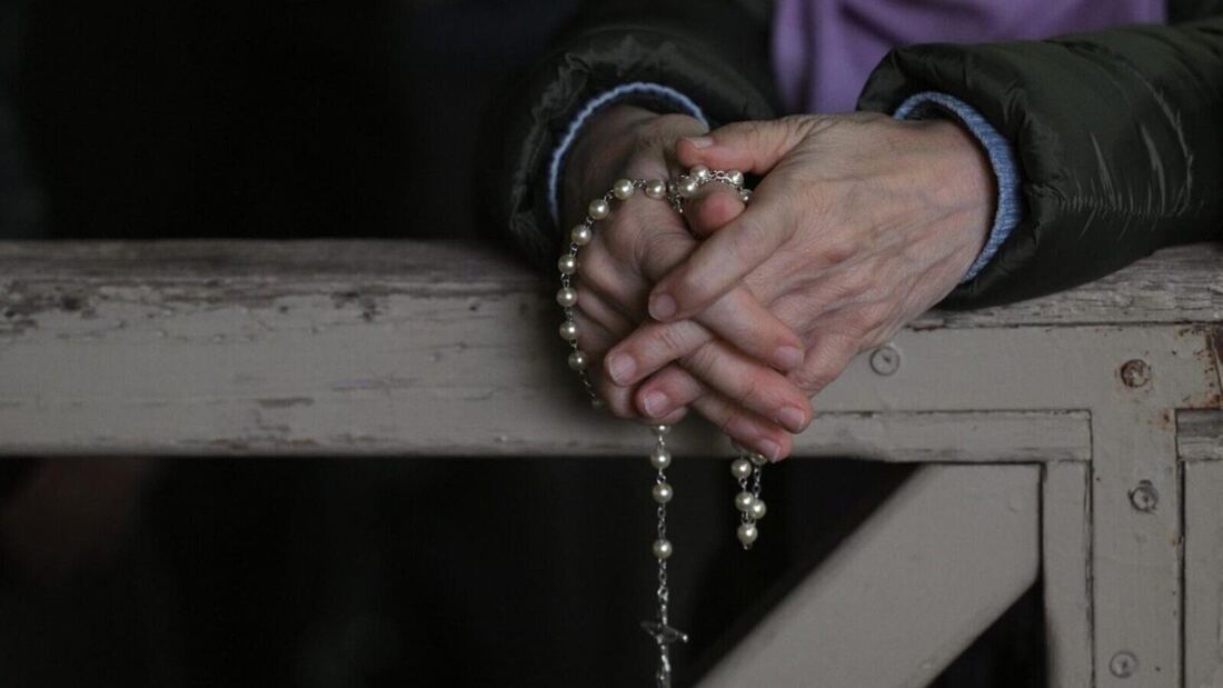 Muere un sacerdote en plena misa tras caerle una cruz del altar