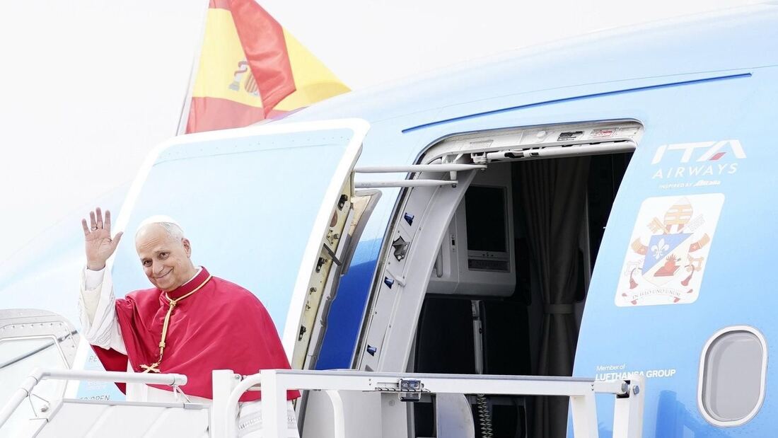 El Rey Felipe VI ofrece su avión para el regreso del Papa tras un incidente en Iberia