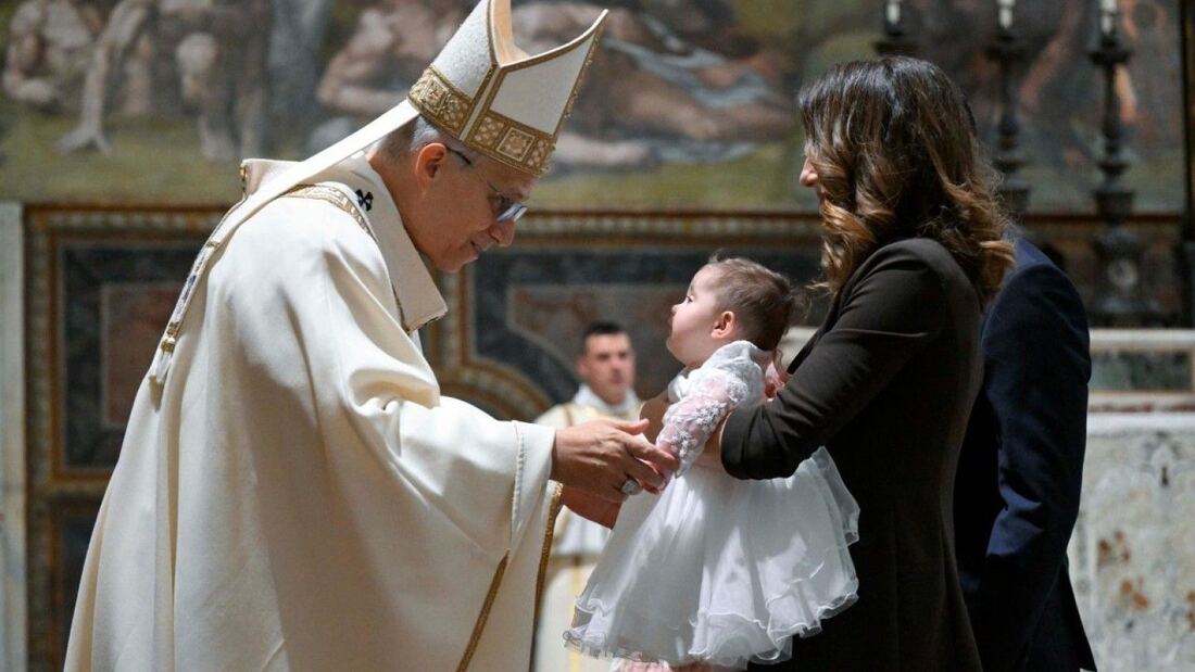 El Papa León XIV bautiza a veinte hijos de empleados vaticanos en la Capilla Sixtina