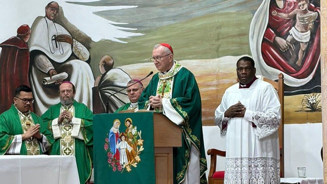 El cardenal Parolin celebra misa en Kuwait y destaca la concatedral como símbolo de unidad