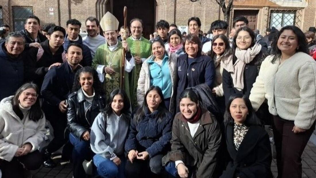 El cardenal José Cobo visita la parroquia de San Ramón Nonato y el comedor social de Vallecas