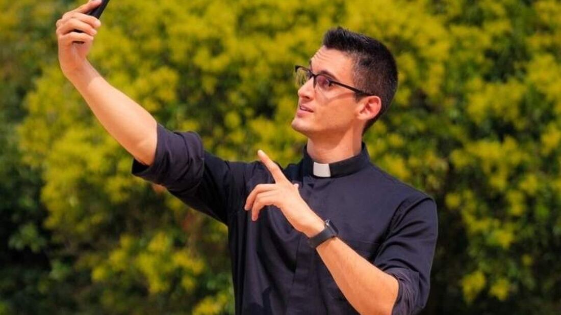 Un sacerdote influencer suspende su ministerio tras polémica por una publicidad en redes sociales