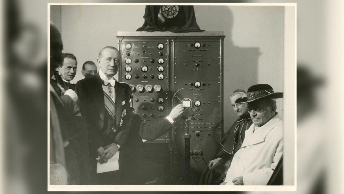 Radio Vaticana cumple 95 años difundiendo la voz del Papa en todo el mundo