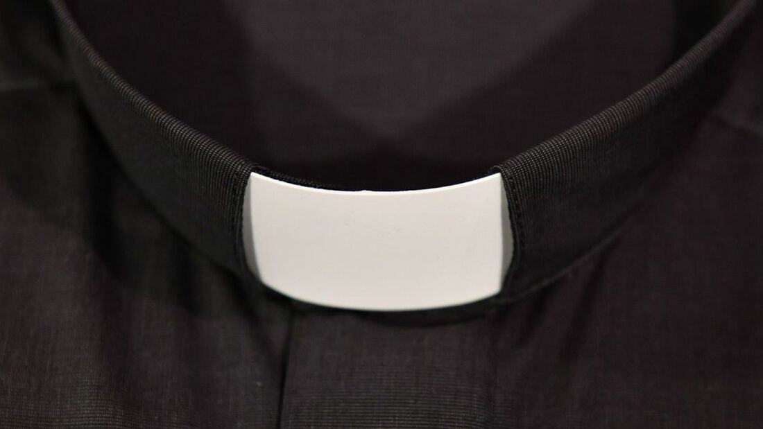 Suspenden a un sacerdote en Alemania por posesión de pornografía infantil