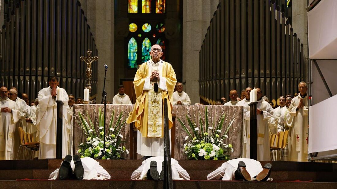 Omella ordena a tres nuevos diáconos en la Sagrada Familia