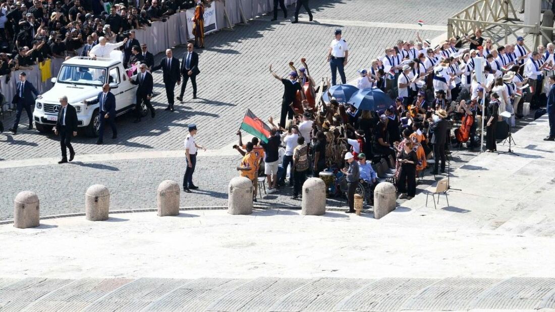 León XIV recibe en el Vaticano a músicos de Malawi y Argentina
