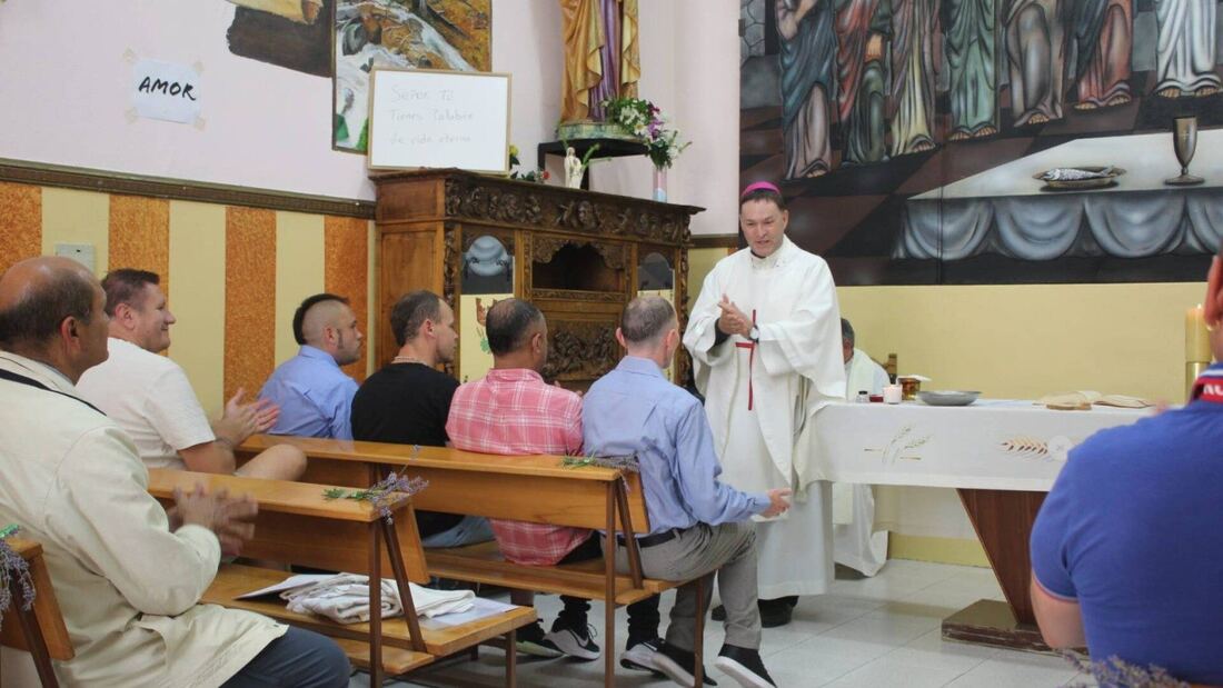 Cuatro internos reciben el bautismo en una cárcel de Burgos como acto de fe
