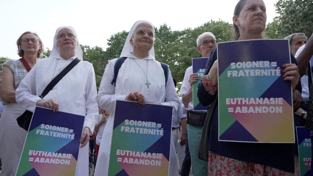 Francia aprueba la ley de eutanasia ante la oposición de la Iglesia