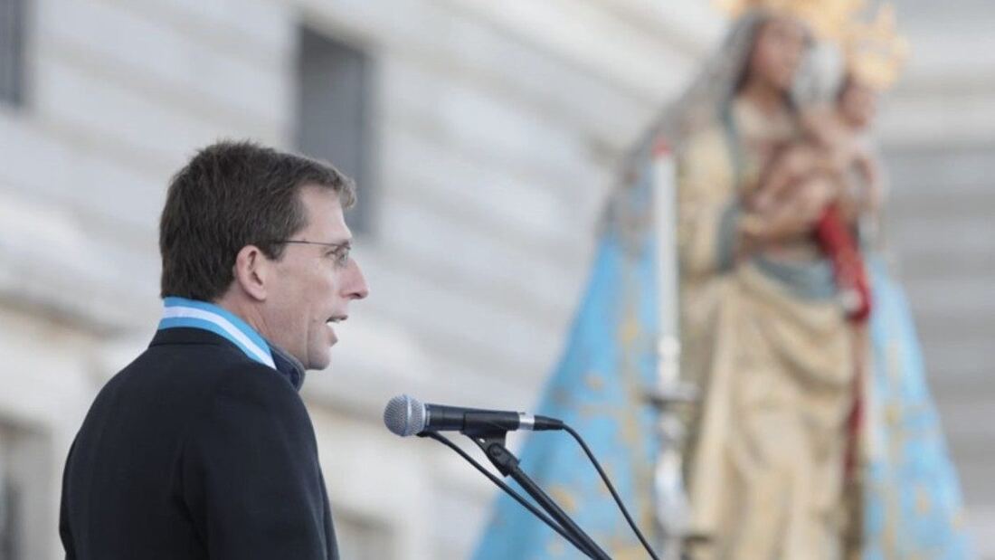 Martínez-Almeida entrega una talla de la Virgen de la Almudena al Papa León XIV