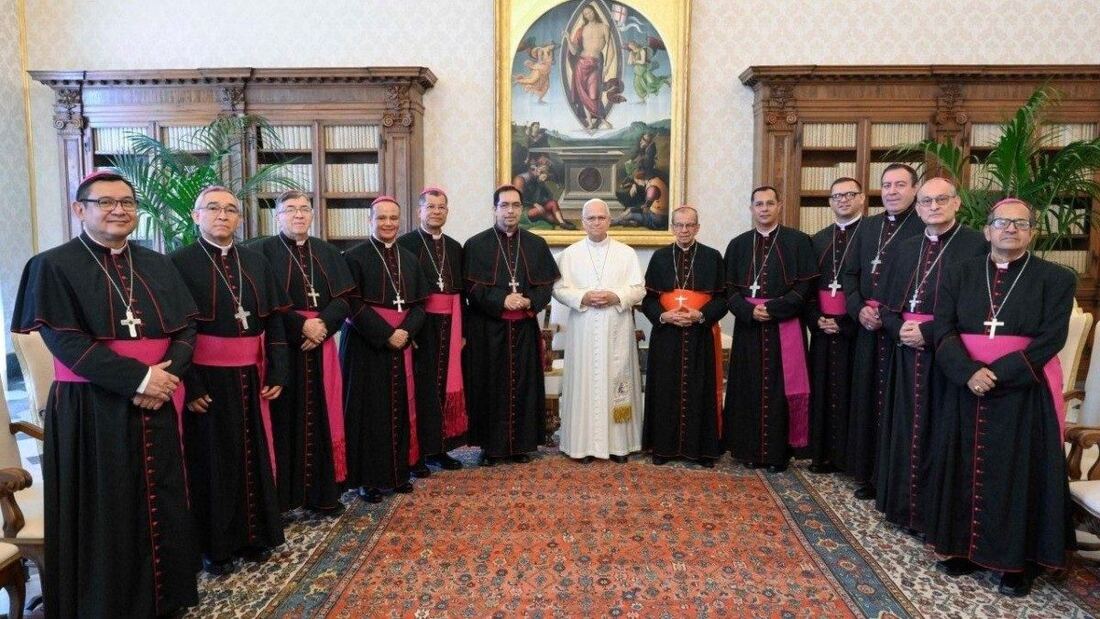 León XIV recibe una reliquia de San Óscar Romero de los obispos salvadoreños