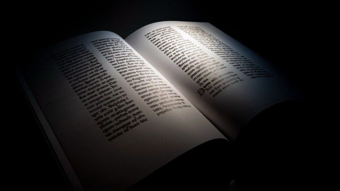 El Vaticano recibe una réplica de una Biblia medieval de 800 años