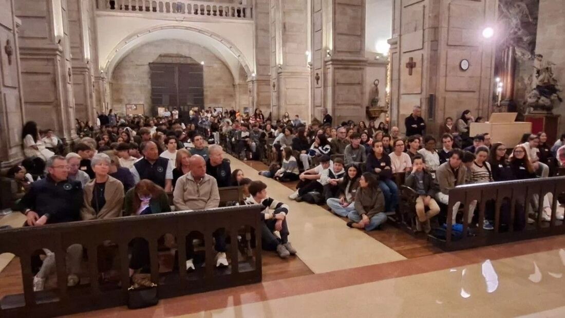 El arzobispo de Santiago llama a los jóvenes a amar